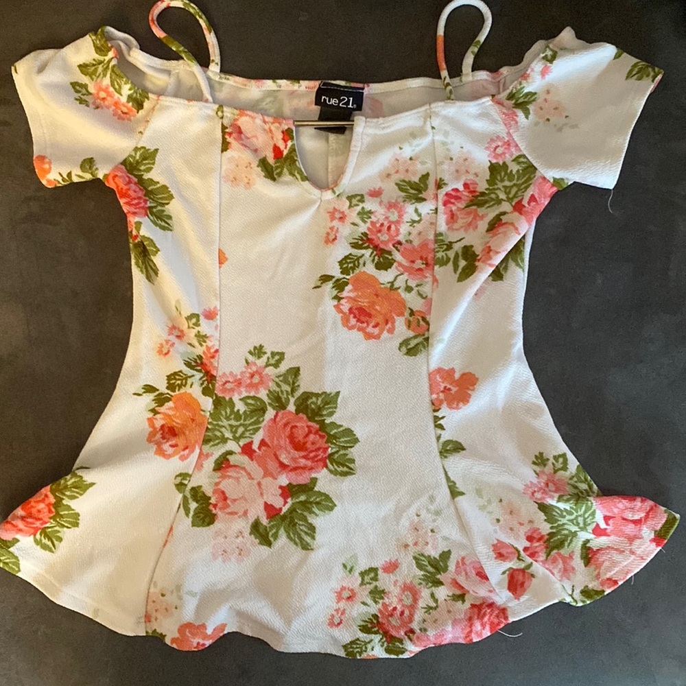 Cute shirt from Rue 21, cute with jean shorts. Floral design. Sized small.